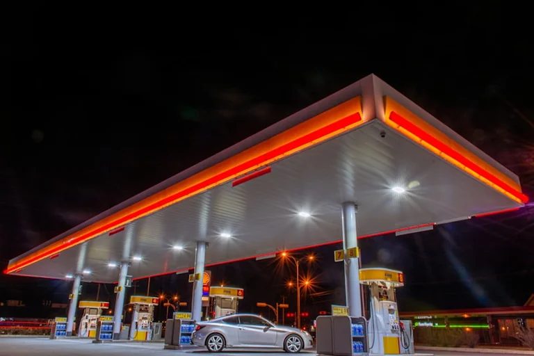 Benzyna E10 w Polsce: jak sprawdzić zgodność auta i kiedy nie tankować