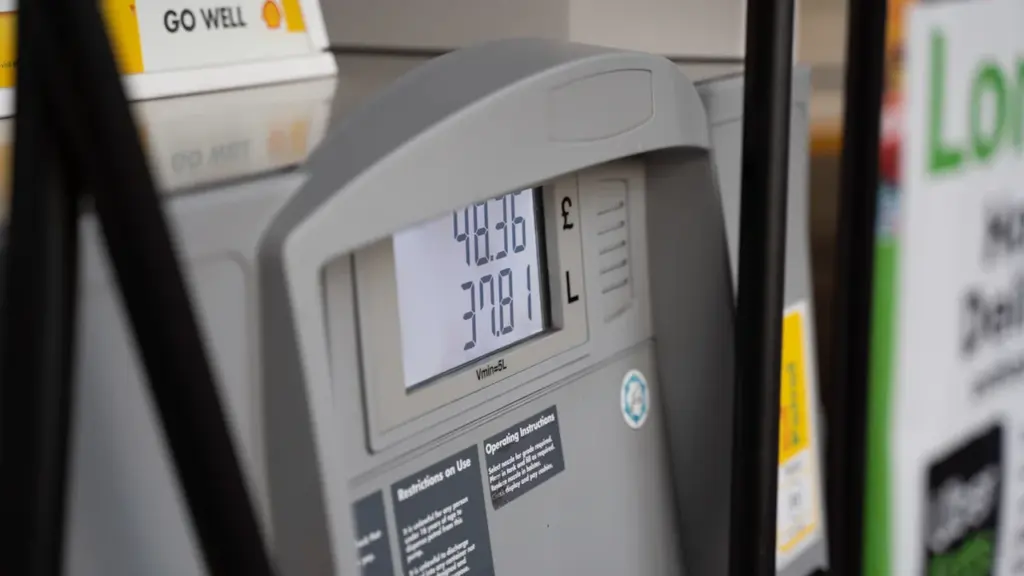 Zbliżenie na dystrybutor paliwa na stacji benzynowej w ciągu dnia.