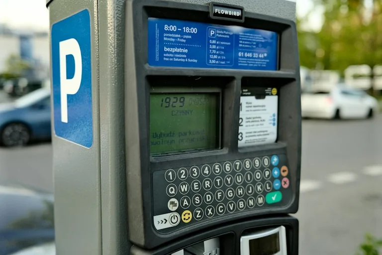 Fałszywe kody QR na parkomatach w Krakowie. Jak zapłacić bezpiecznie