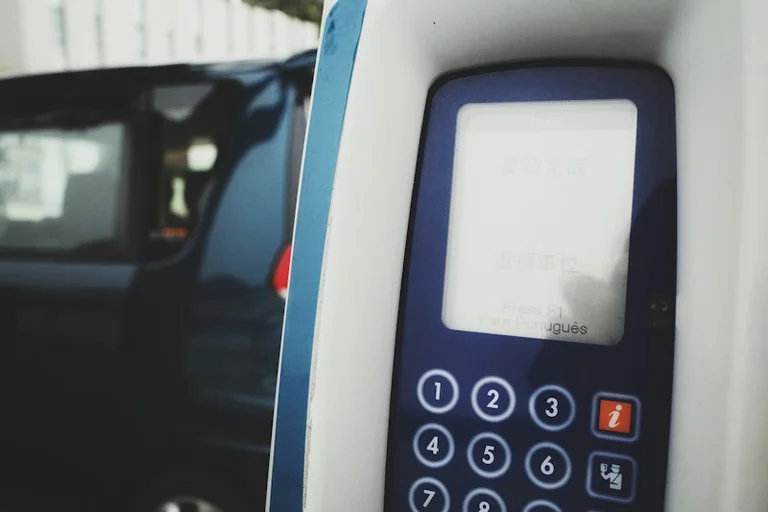 Fałszywe kody QR na parkomatach w Krakowie. Jak zapłacić bezpiecznie
