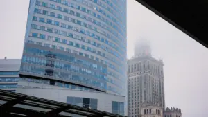 Widok na warszawskie wieżowce w chłodny, mglisty jesienny poranek w centrum Warszawy.