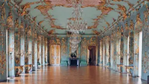 Wnętrze zabytkowej sali z żyrandolem w pałacu Charlottenburg w Berlinie.