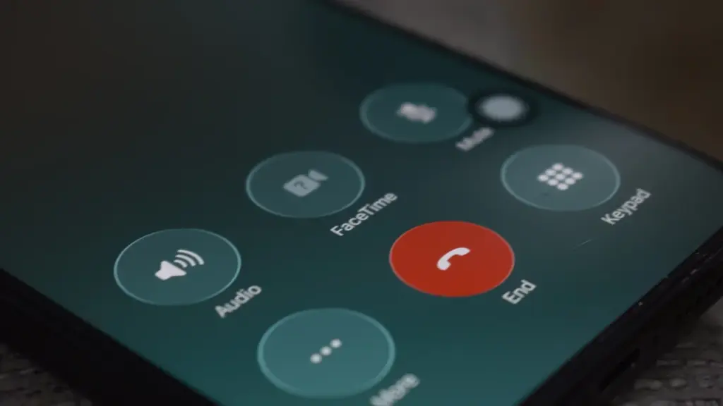 Ekran smartfona z interfejsem połączenia telefonicznego, gotowy do odbioru ważnej wiadomości.