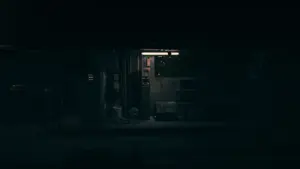 Nowoczesny dystrybutor paliwa na stacji benzynowej w nocy przy świetle latarni.