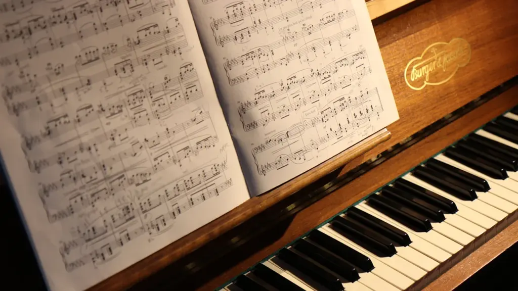 Chopin między Warszawą a Paryżem: muzyka i dwa miejsca pamięci