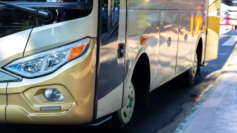 Jak porównać koszt dojazdu autem i transportem publicznym