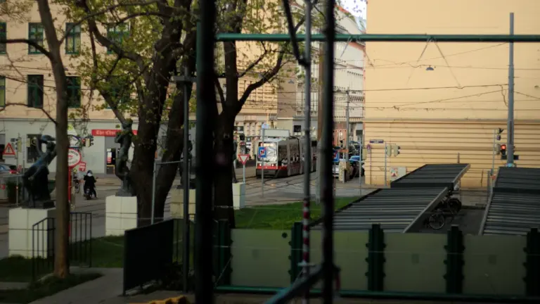 Jak porównać koszt dojazdu autem z komunikacją publiczną