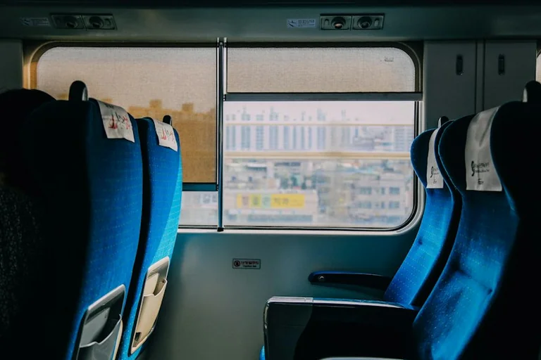 Jak porównać koszt podróży autem, pociągiem i autobusem