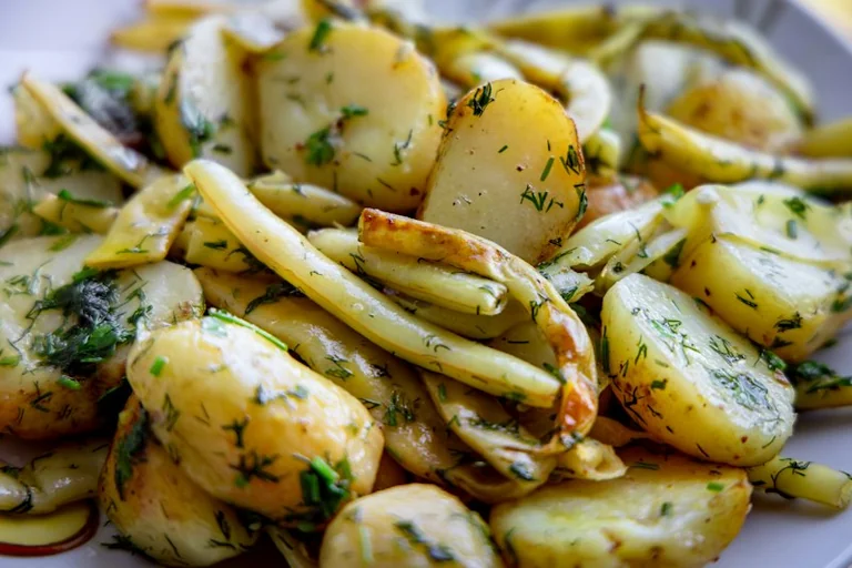 Pieczona kapusta z ziemniakami i kminkiem na obiad