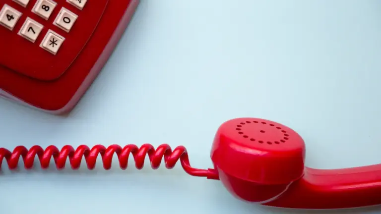 Sen o niedziałającym telefonie: pytania o komunikację i granice