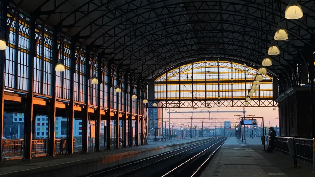Sen o odjeżdżającym pociągu: refleksja o zmianie i decyzjach