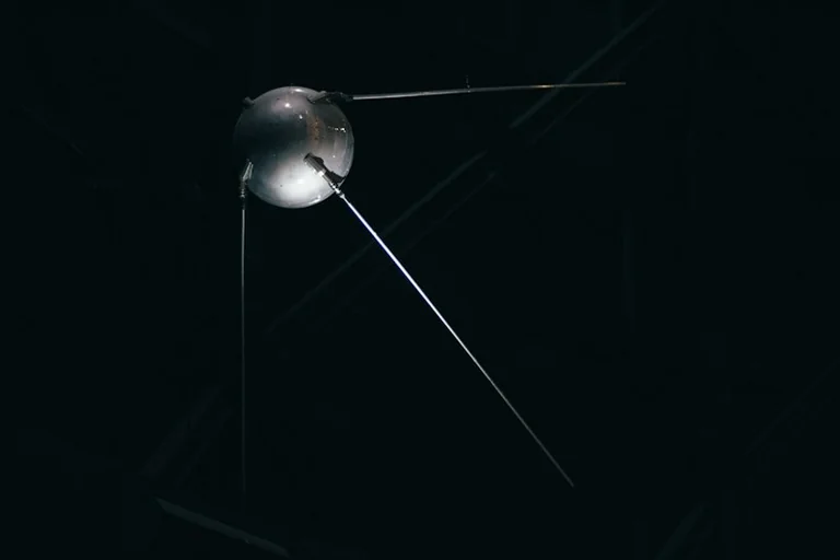 Sputnik 1 wystartował 4 października 1957 r. Co zmienił?